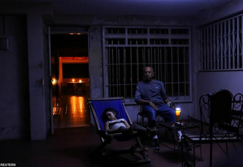 Family in the blackout in Venezuela source: Reuters